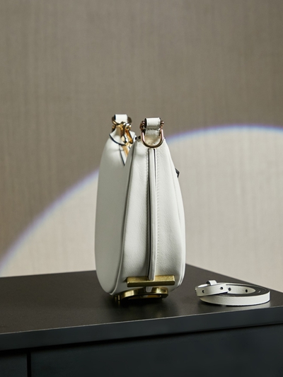 フェンディバッグ背面デザイン